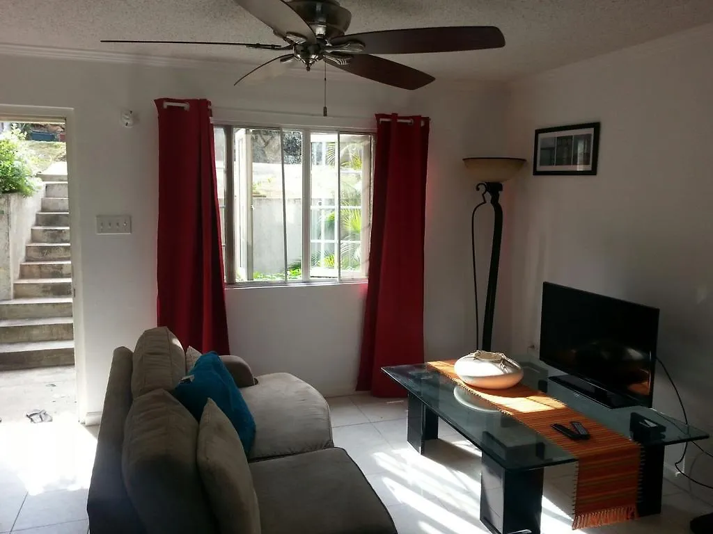 Signature'S 21 At The Country Club Apartment Kingston